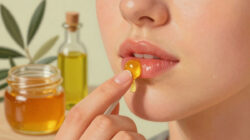 Cara Mengatasi Bibir Pecah Pecah Secara Alami Dengan Mengoleskan Madu Dan Zaitun